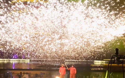 迎鳌鱼打铁花 这里的年味将持续至正月十五