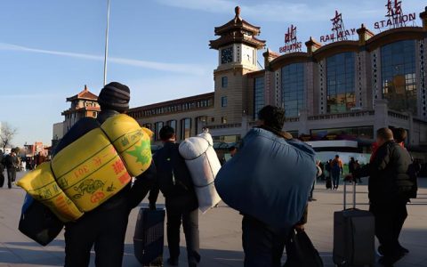 行囊装满牵挂 新年奋力打拼