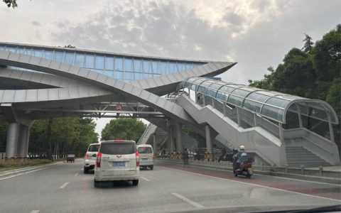 网上问政 | 万达十字路口会建过街天桥吗？