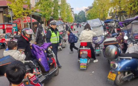 多宝镇启动“净道迎春”行动排堵保畅