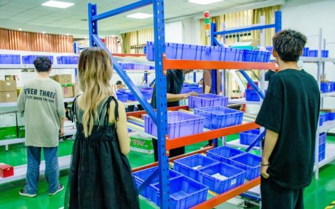 西塞山区：  生产“不打烊”服务不断档