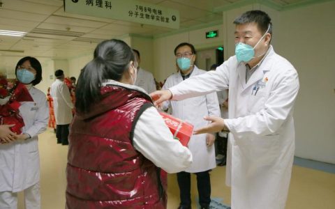 暖情润医者  守护伴新春——咸安区卫健局走访慰问一线医务人员侧记