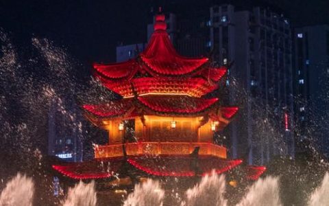 千灯璀璨映山城