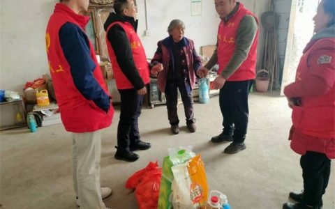 马年春节里的“志愿红” 用奉献温暖潜城