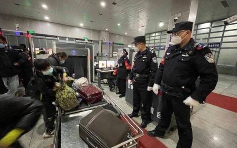 潜江火车站迎返程高峰 铁警全力护航平安路