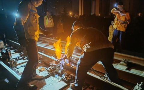 新春走基层 | 列车“守夜人”——记高铁十堰东站上水吸污工的春运日夜