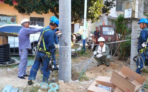 国网英山县供电公司党员志愿者进行开工前检查