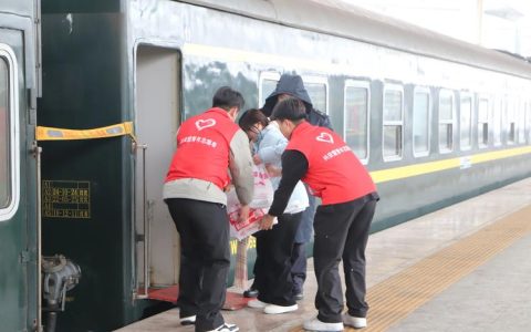 82名青年志愿者上岗 赤壁“暖冬行动”温情守护春运归途