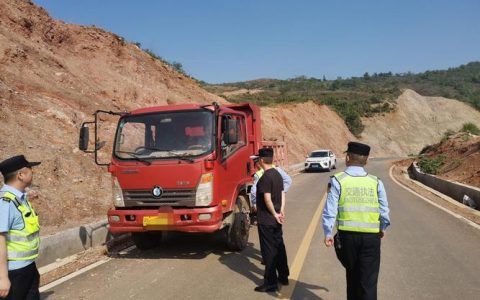 崇阳严查厢式货车“伪装” 运危货