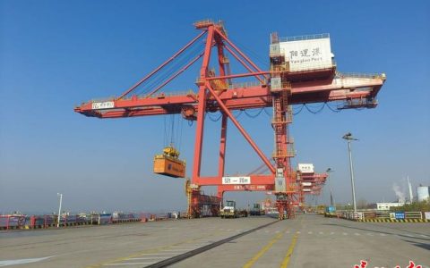 武汉港集装箱吞吐量去年突破200万标箱，再度夯实长江中游龙头地位
