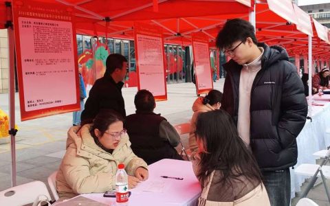 两场“春风行动”招聘会同步举行 2450人次初步达成就业意向