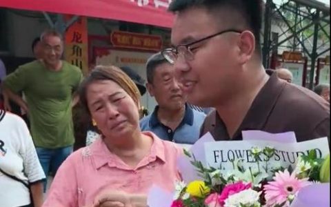 他缺席了颁奖仪式，却被500多名村民含泪送别