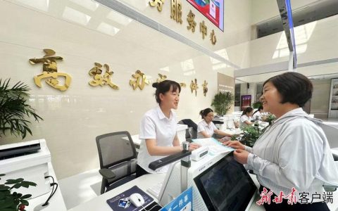 市政务中心人社窗口优质服务获群众“扎堆”好评