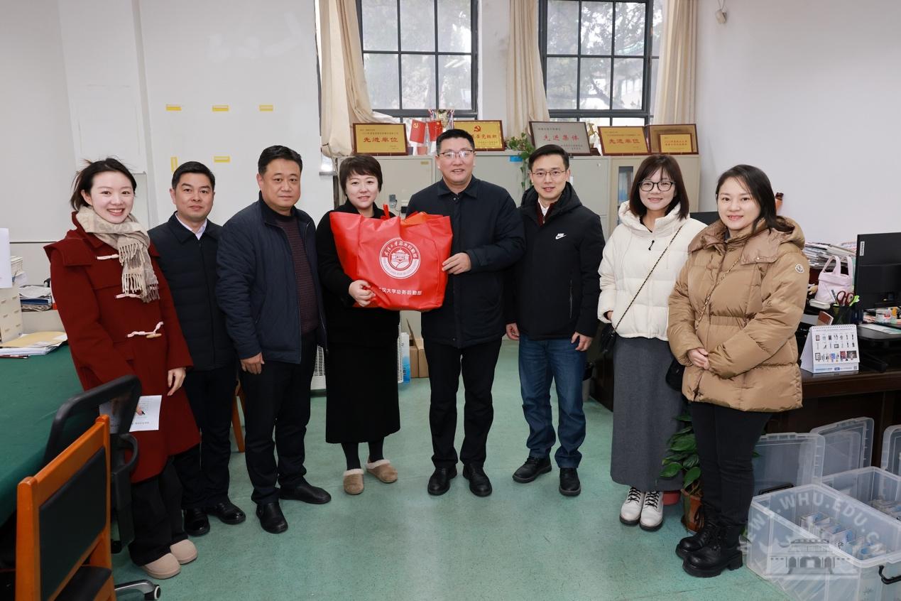 大年初一武汉大学领导看望慰问一线教职工(组图)