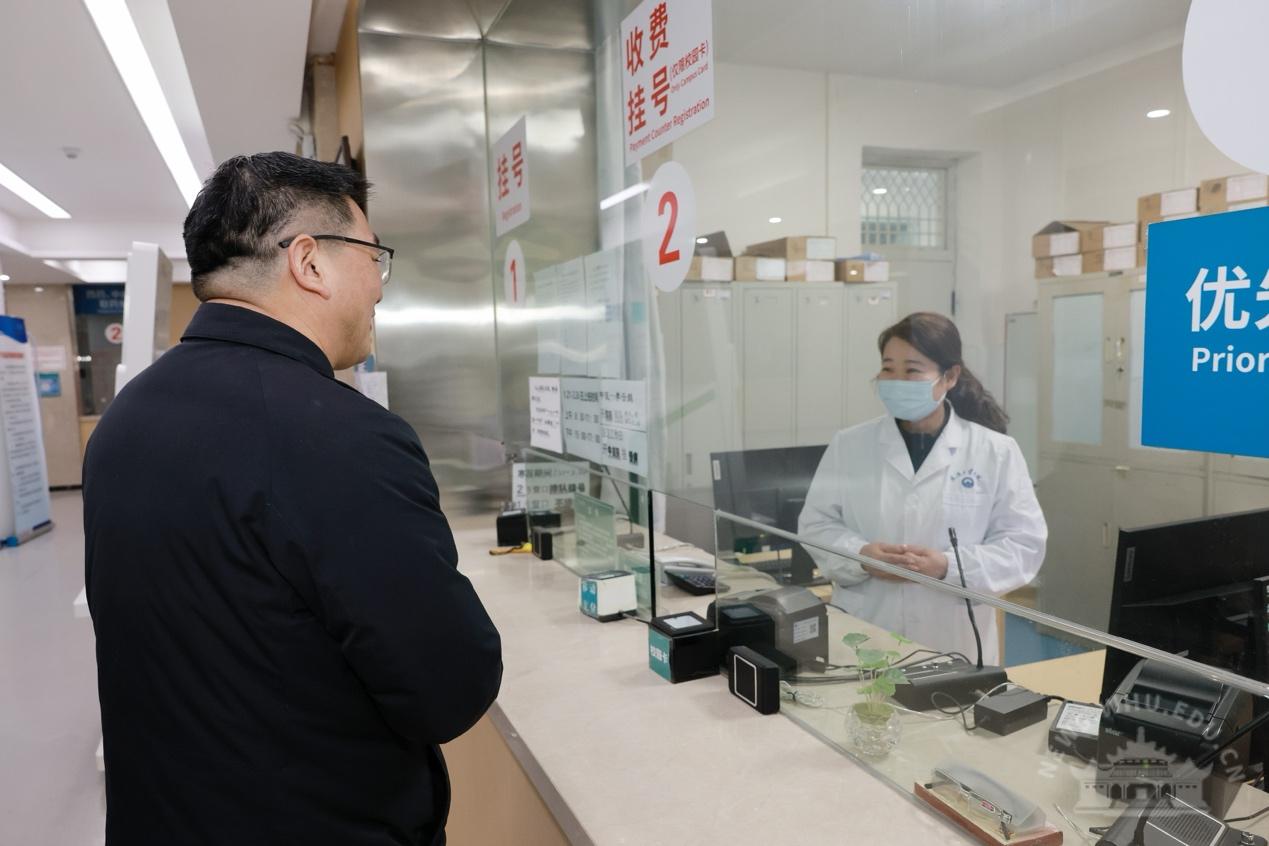 大年初一武汉大学领导看望慰问一线教职工(组图)