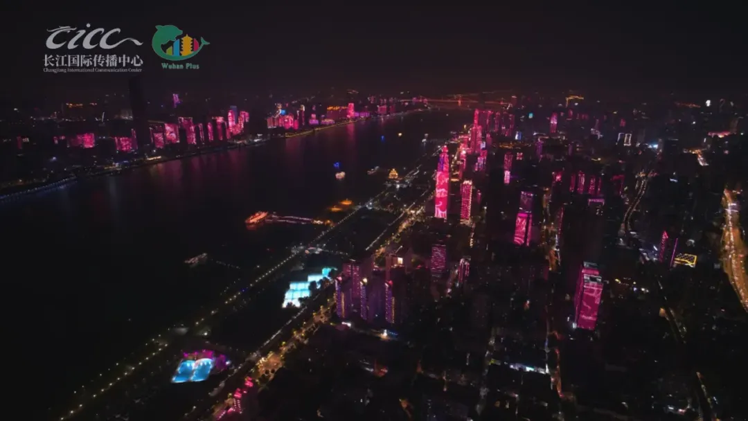 03.jpg 在武汉,他用一束光“秒懂”了中国春节