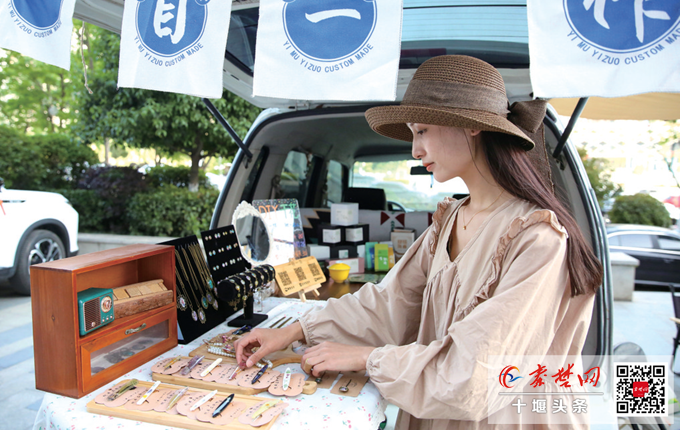 十堰姑娘吴霜辞职创业 把四季藏进押花里