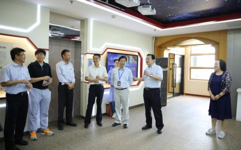 洪山区委书记严中兴、区长刘华珍一行来校走访