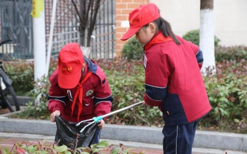 学雷锋护环境 萌娃践行志愿精神