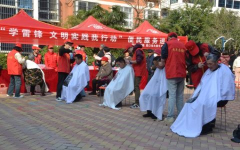 学雷锋义剪进小区 暖心服务暖民心