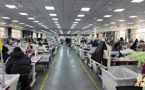 [人民网]新春走基层｜潜江“裁缝”换“智装”