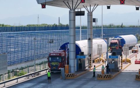 变“坐等审批”为“主动上门”  市公路部门护航新春首单大件运输