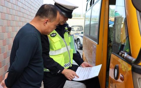 咸安交警拧紧校车“安全阀”