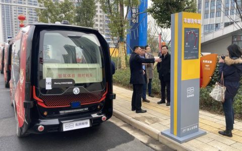 斯泰兰蒂斯集团副董事长罗伯特·标致在汉试乘无人驾驶，携手东风加快神龙战略转型