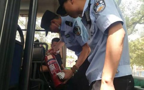 竹根滩派出所开展校车安全“大体检”