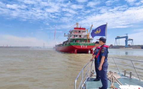 黄冈鄂州多部门联动巡江