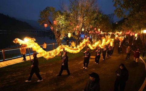 咸安上演“状元”巡游 民俗庙会庆元宵 长龙舞动铁花绚