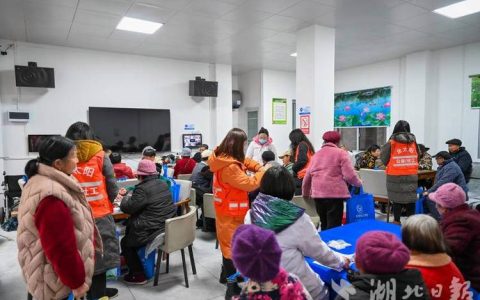 来凤县就业服务中心开展送工服务活动