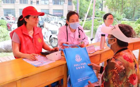春阳和煦军民同心  “学雷锋”义诊活动走进民大社区广受好评