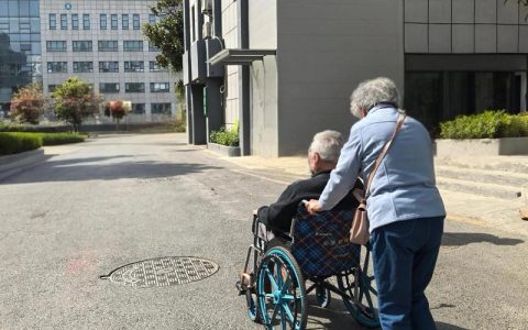 “十堰卡姐”带偏瘫丈夫跑半挂车走红网络 患难与共演绎“车厢爱情”