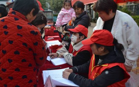 多彩志愿服务点亮“学雷锋”热潮