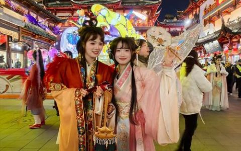免费送汤圆、免费送“福”，还有花灯、市集、汉服NPC、盲盒、超多表演……