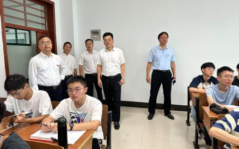 李向东到附属华中农业大学检查指导开学工作