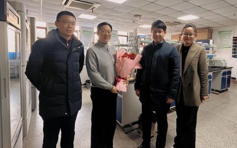 华中农业大学领导“三八”国际妇女节前看望慰问女教师代表