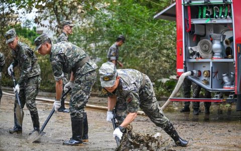 武警官兵开展志愿服务活动