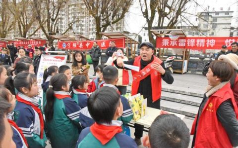 全省学雷锋志愿服务月集中行动在汉启动