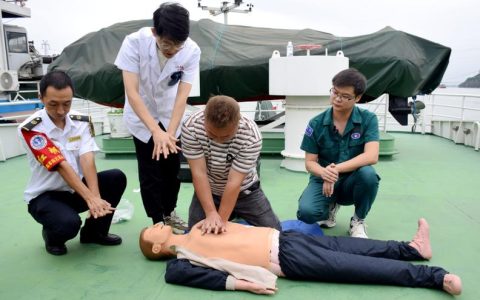 附属仁和医院联合宜昌海事局开展“江上义诊” 把健康送到船员身边