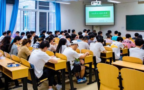 开学第一天，武汉大学领导深入课堂检查教学工作（组图）