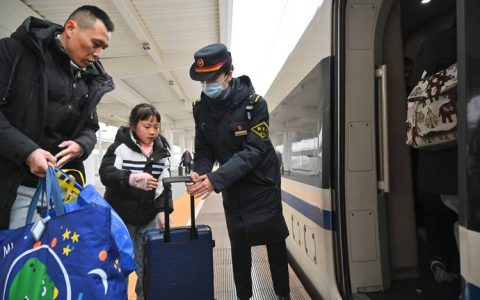 【新春走基层】春运一线的值班站长 用责任守护每一段旅程