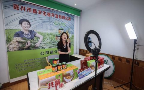 心怀故土的陈绪海返乡创业当起“新农人”  把直播间开在乡野田间