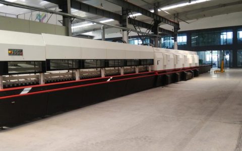 全电熔窑炉+AI检测　自动化率超95%  华兴玻璃以智造撬动高端赛道