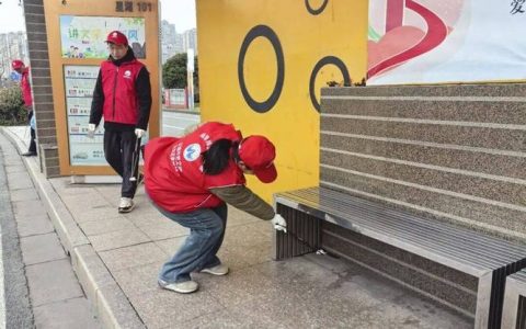 咸安城管学雷锋办实事   志愿服务零距离