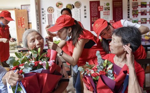 情暖三八节 致敬守护者——机电工程学院开展妇女节慰问宿管阿姨活动