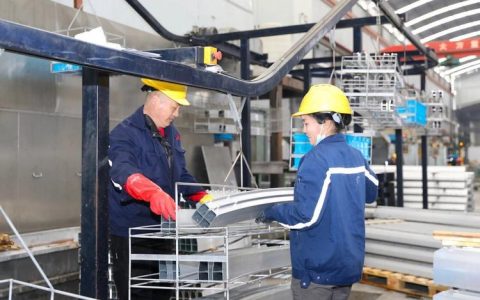 开足马力赶生产