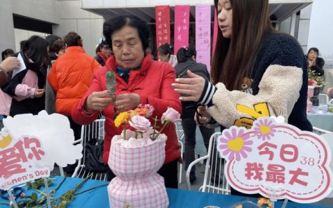 西湖街道开展关爱女性插花活动