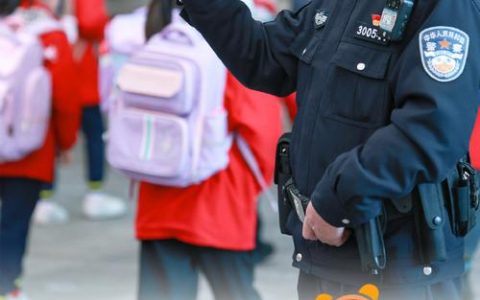 “警”力护航　守护开学路——嘉鱼公安全方位筑牢校园安全屏障